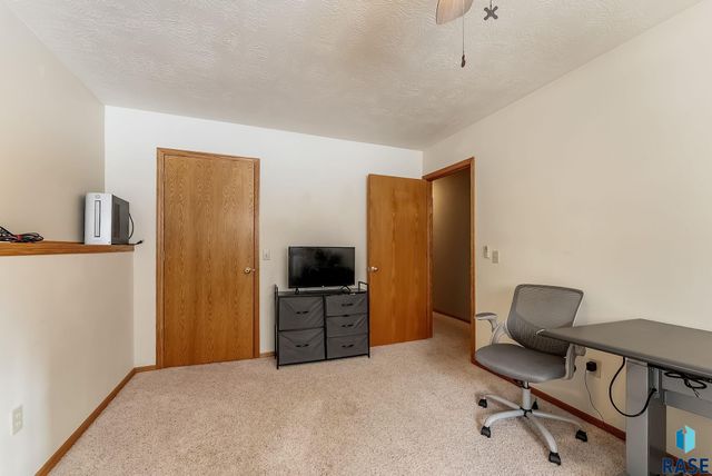 6400 S Crane Ave Avenue, Sioux Falls, SD 57108