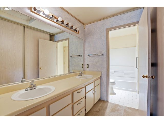 5059 FOOTHILLS Dr E, Lake Oswego, OR 97034