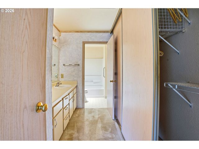 5059 FOOTHILLS Dr E, Lake Oswego, OR 97034