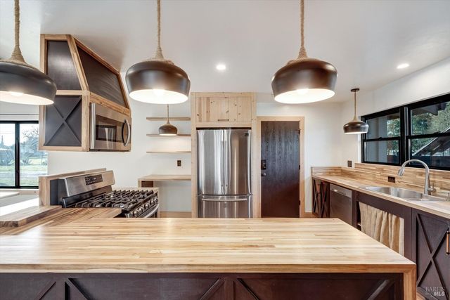 985 Gumview Rd, Windsor, CA 95492