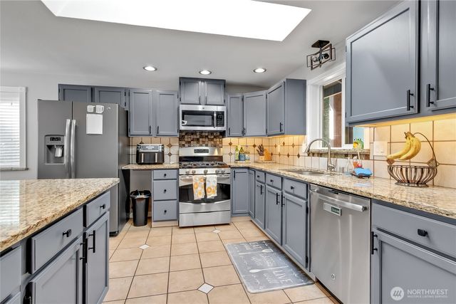 708 3rd Street W, Rainier, WA 98576