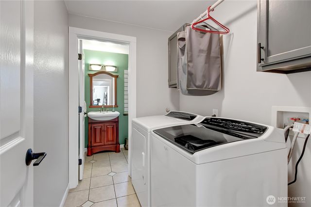 708 3rd Street W, Rainier, WA 98576