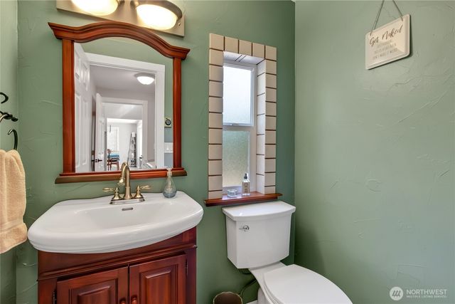 708 3rd Street W, Rainier, WA 98576