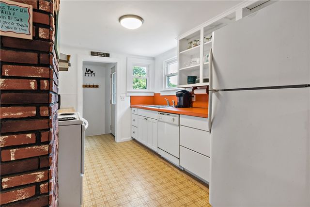 39 Salt Pond Way, Westerly, RI 02891