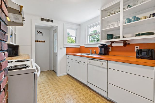 39 Salt Pond Way, Westerly, RI 02891