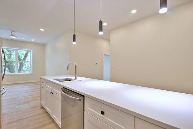 7518 Madison Street E, Forest Park, IL 60130