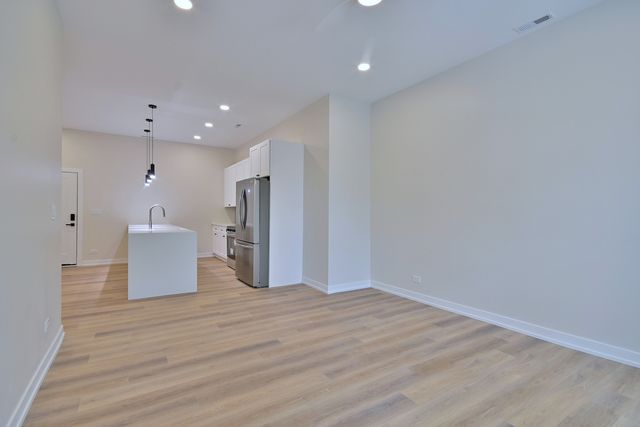 7518 Madison Street E, Forest Park, IL 60130