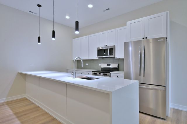 7518 Madison Street E, Forest Park, IL 60130