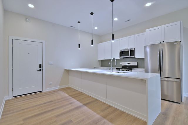 7518 Madison Street E, Forest Park, IL 60130