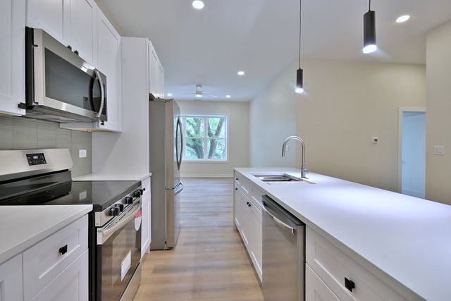 7518 Madison Street E, Forest Park, IL 60130