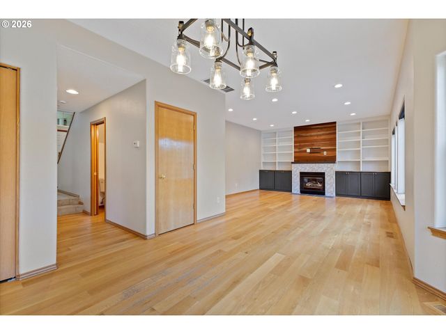 5713 Se SHADOWBROOK Pl, Hillsboro, OR 97123