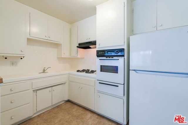 4320 Russell Avenue, Los Angeles, CA 90027