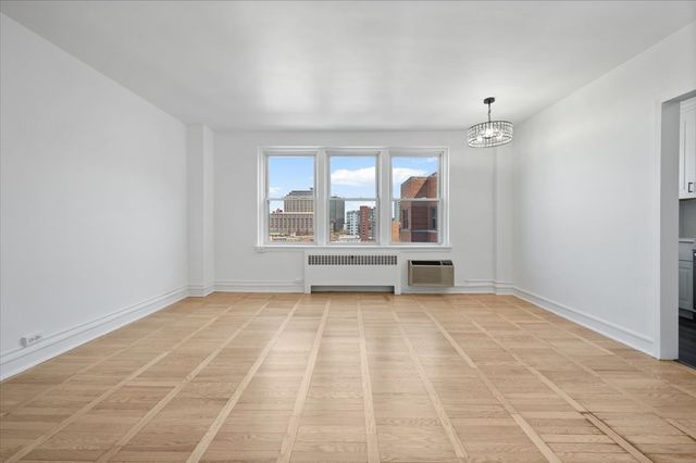 1585 Ridge Avenue 705, Evanston, IL 60201