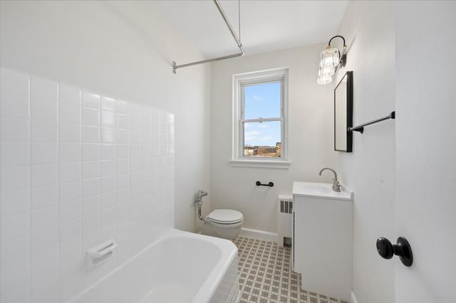 1585 Ridge Avenue 705, Evanston, IL 60201