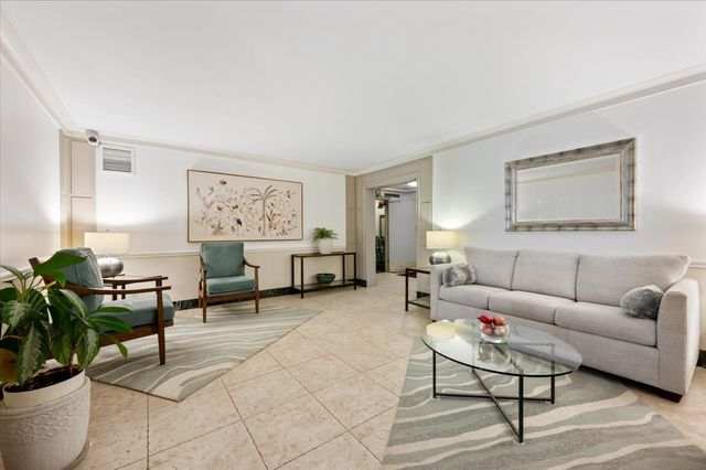 1585 Ridge Avenue 705, Evanston, IL 60201