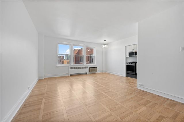 1585 Ridge Avenue 705, Evanston, IL 60201