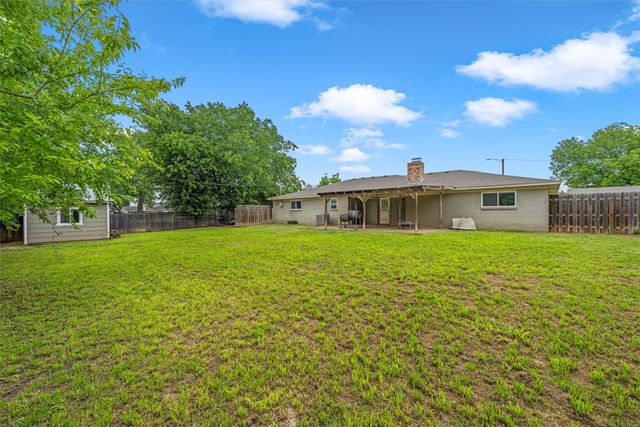 1004 W Elizabeth Drive, Robinson, TX 76706