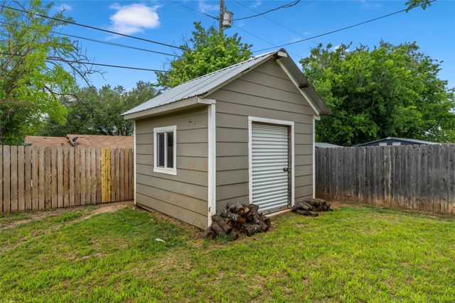 1004 W Elizabeth Drive, Robinson, TX 76706