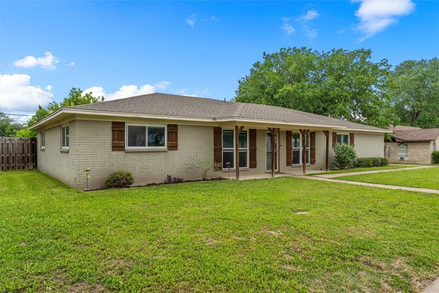 1004 W Elizabeth Drive, Robinson, TX 76706