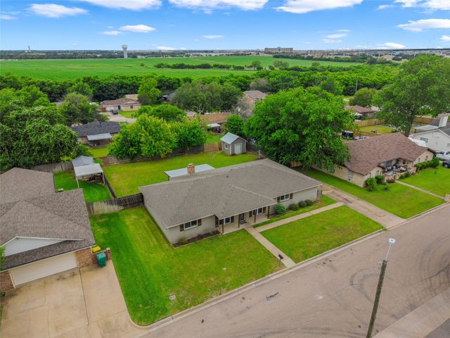 1004 W Elizabeth Drive, Robinson, TX 76706