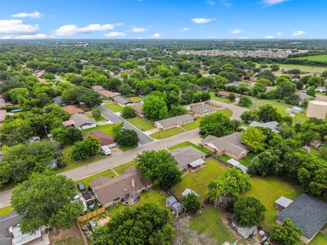 1004 W Elizabeth Drive, Robinson, TX 76706