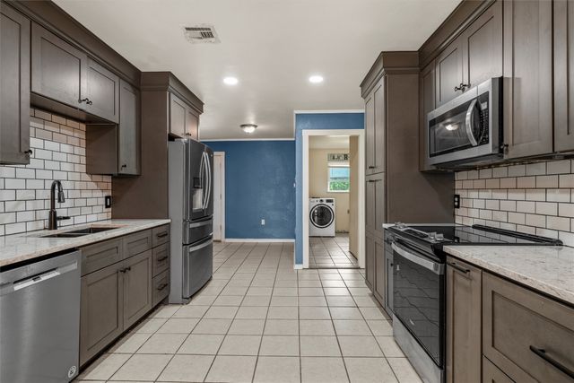 1004 W Elizabeth Drive, Robinson, TX 76706