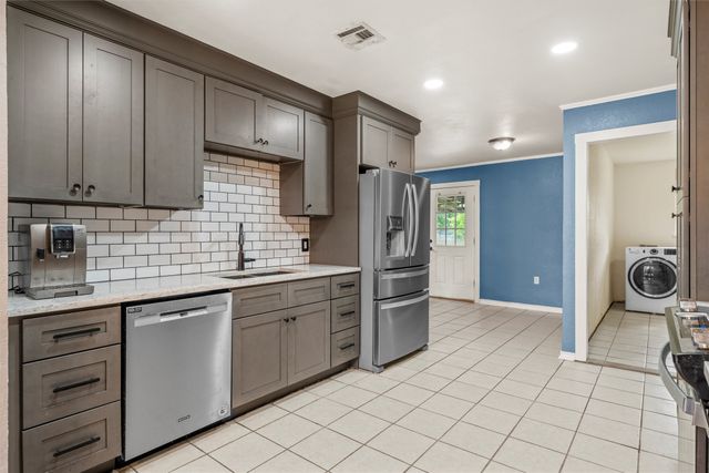1004 W Elizabeth Drive, Robinson, TX 76706