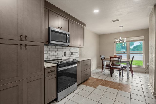 1004 W Elizabeth Drive, Robinson, TX 76706