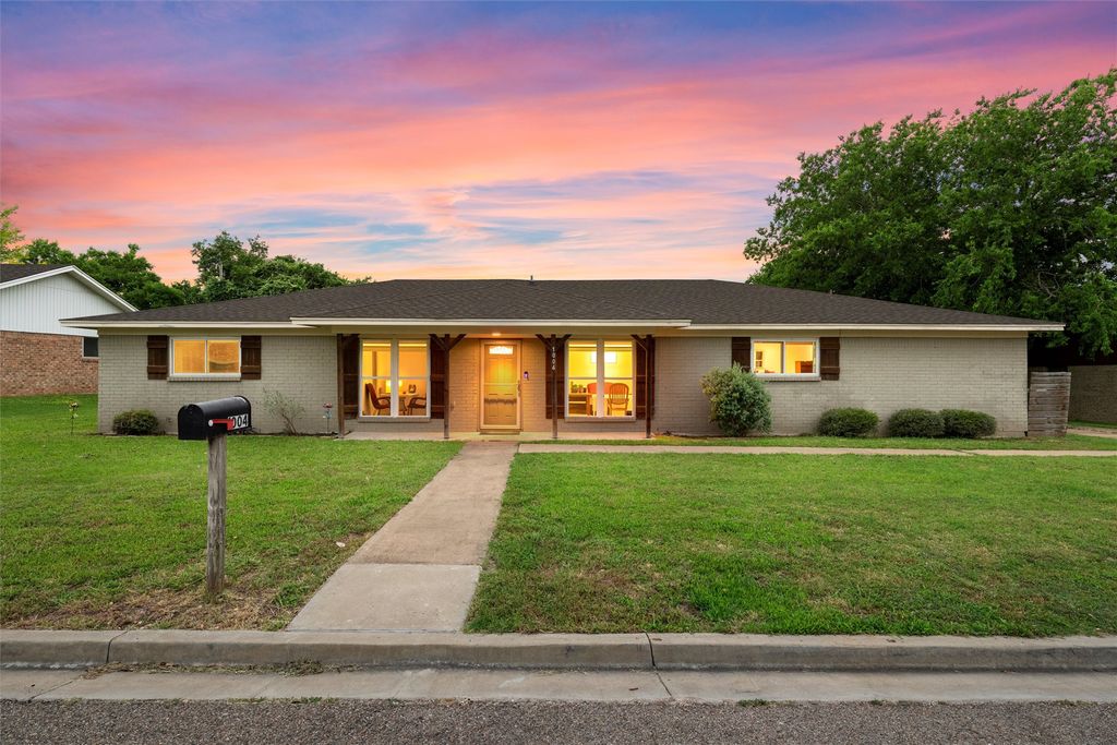 1004 W Elizabeth Drive, Robinson, TX 76706