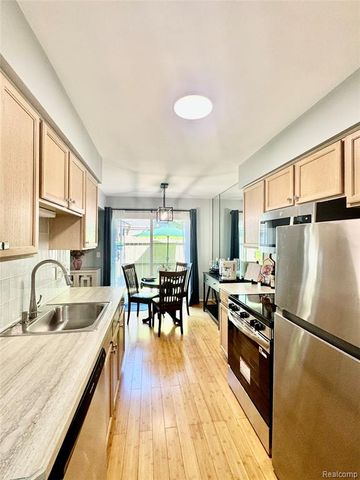 70 Pine Tree Ridge Drive 2, Waterford, MI 48327
