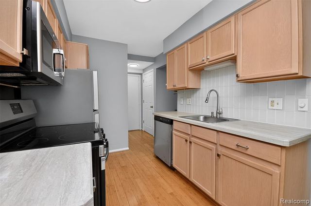 70 Pine Tree Ridge Drive 2, Waterford, MI 48327