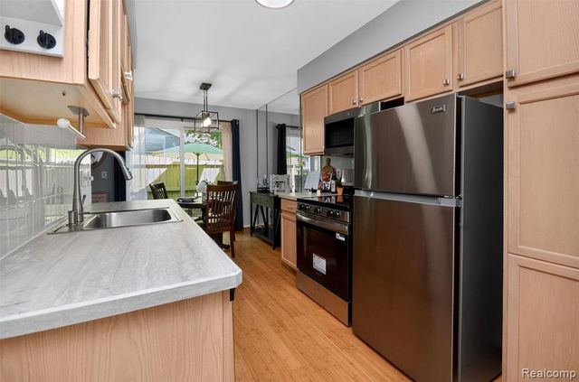70 Pine Tree Ridge Drive 2, Waterford, MI 48327