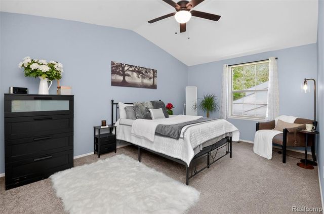 70 Pine Tree Ridge Drive 2, Waterford, MI 48327