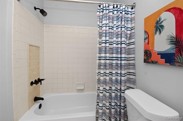 70 Pine Tree Ridge Drive 2, Waterford, MI 48327