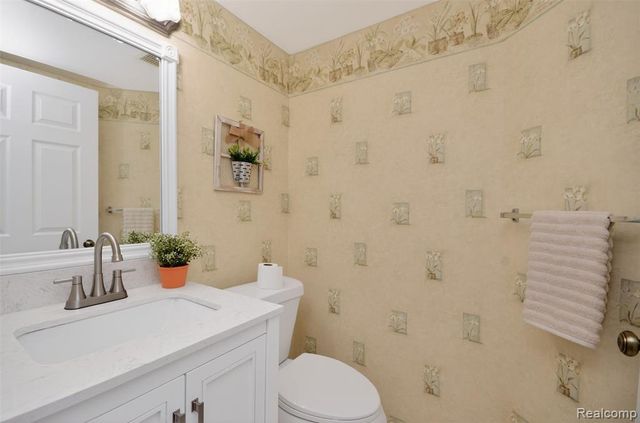70 Pine Tree Ridge Drive 2, Waterford, MI 48327