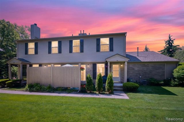 70 Pine Tree Ridge Drive 2, Waterford, MI 48327