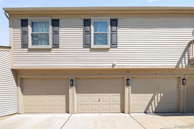 70 Pine Tree Ridge Drive 2, Waterford, MI 48327