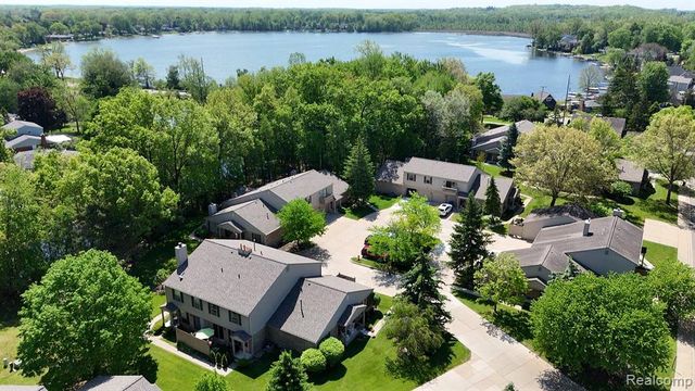 70 Pine Tree Ridge Drive 2, Waterford, MI 48327