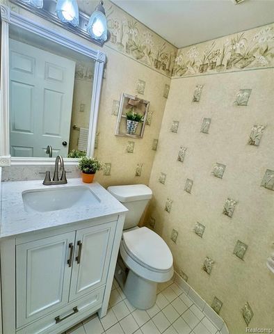 70 Pine Tree Ridge Drive 2, Waterford, MI 48327