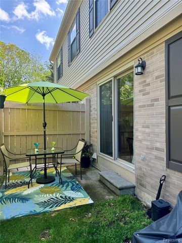 70 Pine Tree Ridge Drive 2, Waterford, MI 48327