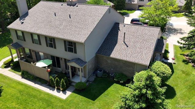 70 Pine Tree Ridge Drive 2, Waterford, MI 48327
