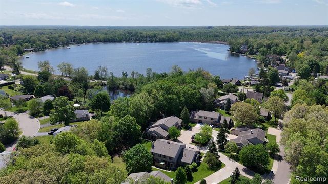 70 Pine Tree Ridge Drive 2, Waterford, MI 48327