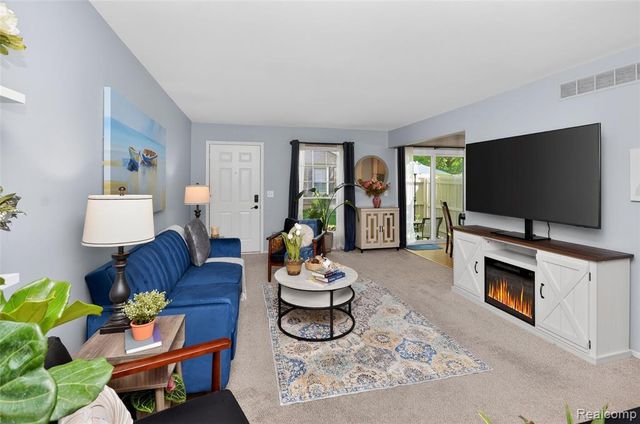 70 Pine Tree Ridge Drive 2, Waterford, MI 48327
