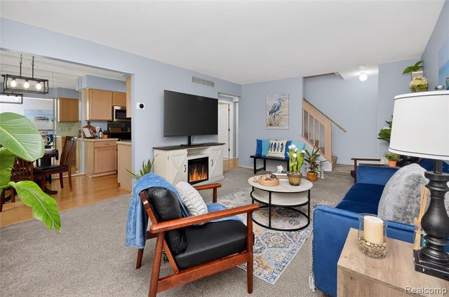 70 Pine Tree Ridge Drive 2, Waterford, MI 48327