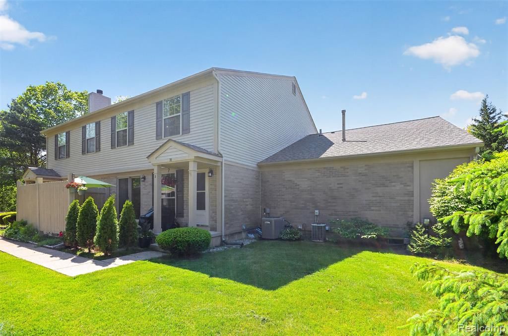 70 Pine Tree Ridge Drive 2, Waterford, MI 48327
