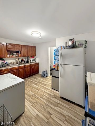 82 Palm St, Newark City, NJ 07106