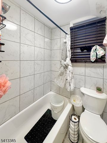 82 Palm St, Newark City, NJ 07106