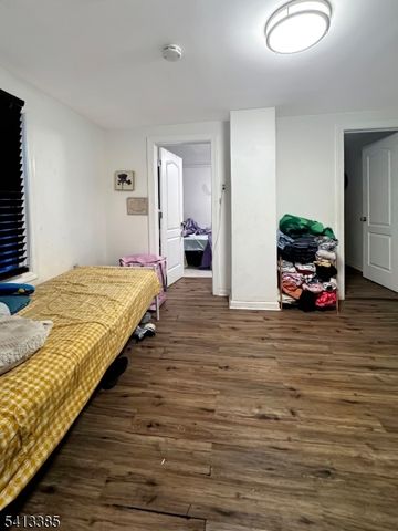 82 Palm St, Newark City, NJ 07106