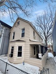 82 Palm St, Newark City, NJ 07106