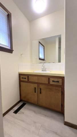 1208 E Austin Street, Bolivar, MO 65613